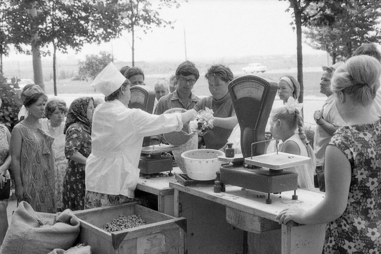 Советская торговля. Уличная торговля в СССР. 1970 Год СССР. Советские люди. Советская эпоха 2