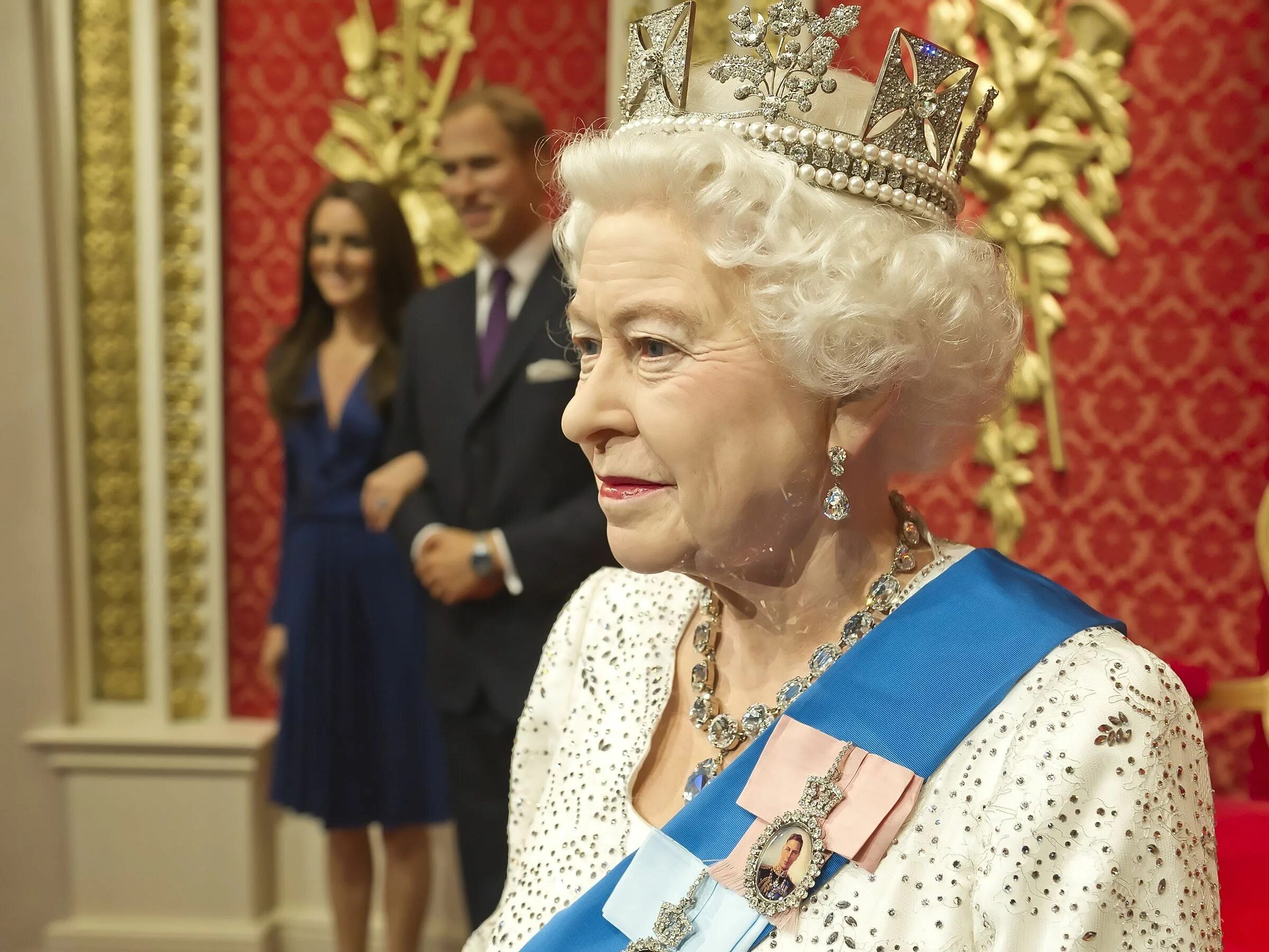 Queen london. Queen london. Бирманская тиара елизаветы 2. Портрет елизаветы 2 английской королевы. Queen london.