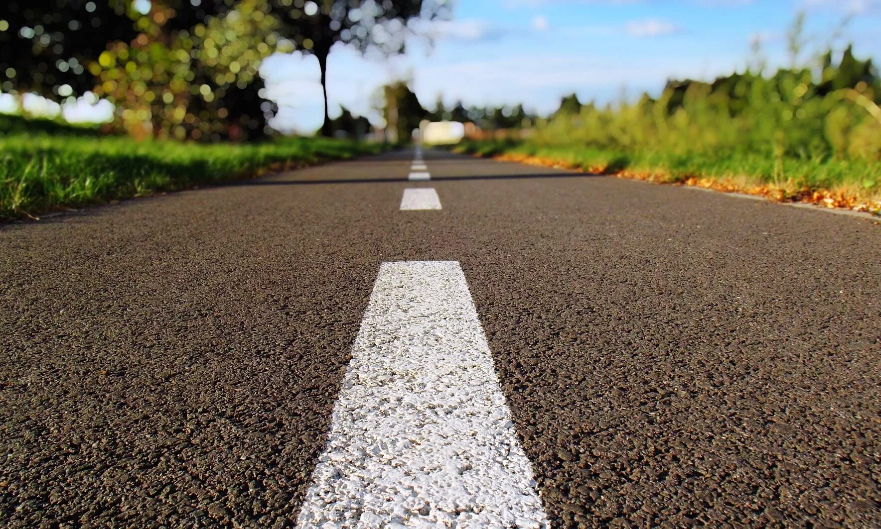 Пешеходы и машины. Красивая дорога. Дети идут в школу. Красивые дороги. Пдд для детей.