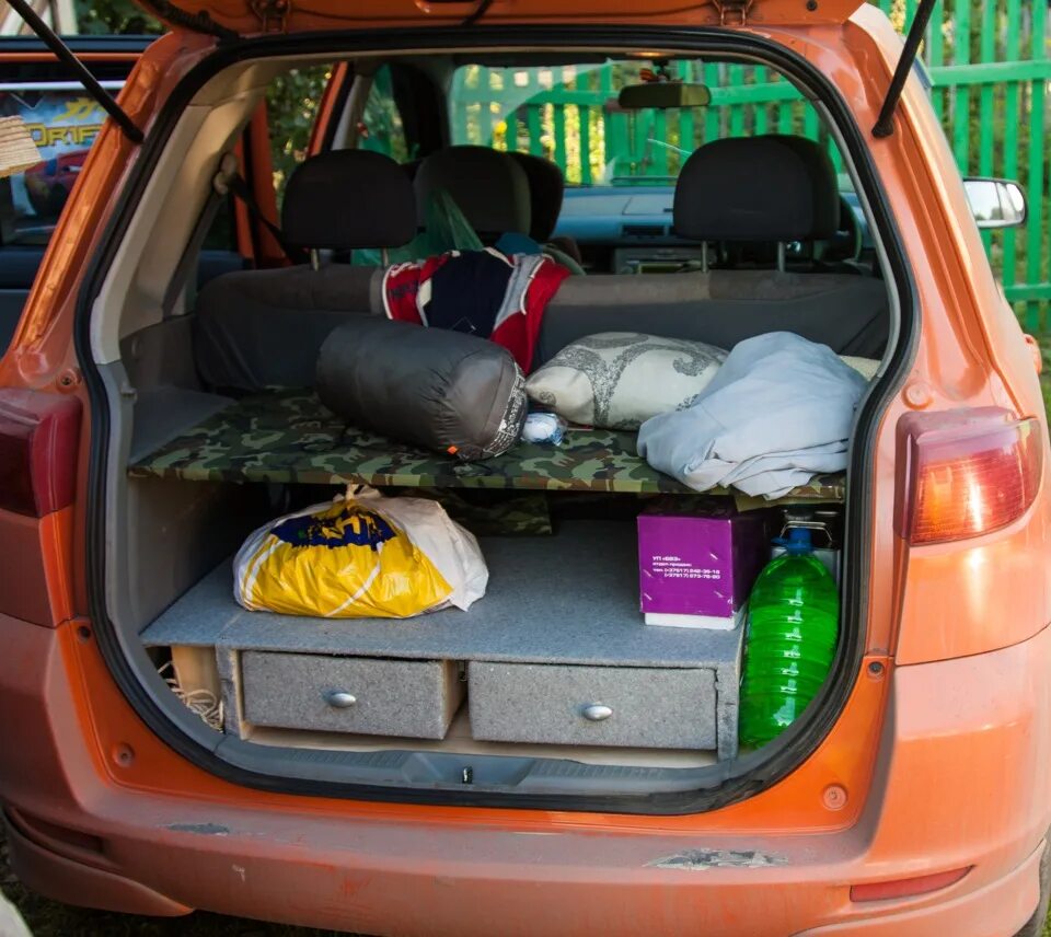 Багажник демио. Багажник демио. Mazda demio 1998 багажник. Полка багажника mazda demio dy. Mazda demio 2000 багажник.