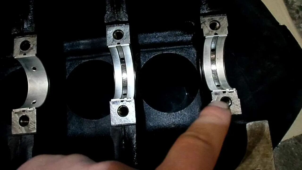 Подложить под вкладыш. Коренные вкладыши коленвала ваз 2106. шатунные вкладыши ваз 2103. шатунные вкладыши ваз 2106. вкладыши коренные и шатунные ваз 2106.