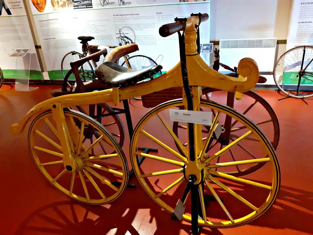 Музей велосипедов. Музей велосипедов в Угличе. Музей велосипедов в Петергофе. Музей велосипедов в Угличе фото.
