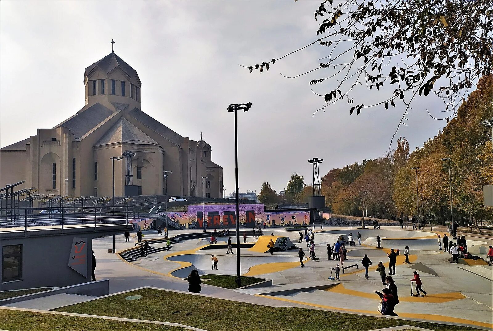 Куда пойти в ереване. Erevan park ереван. skate park erevan. скейт парк в ереване. церковь скейтпарк ереван.