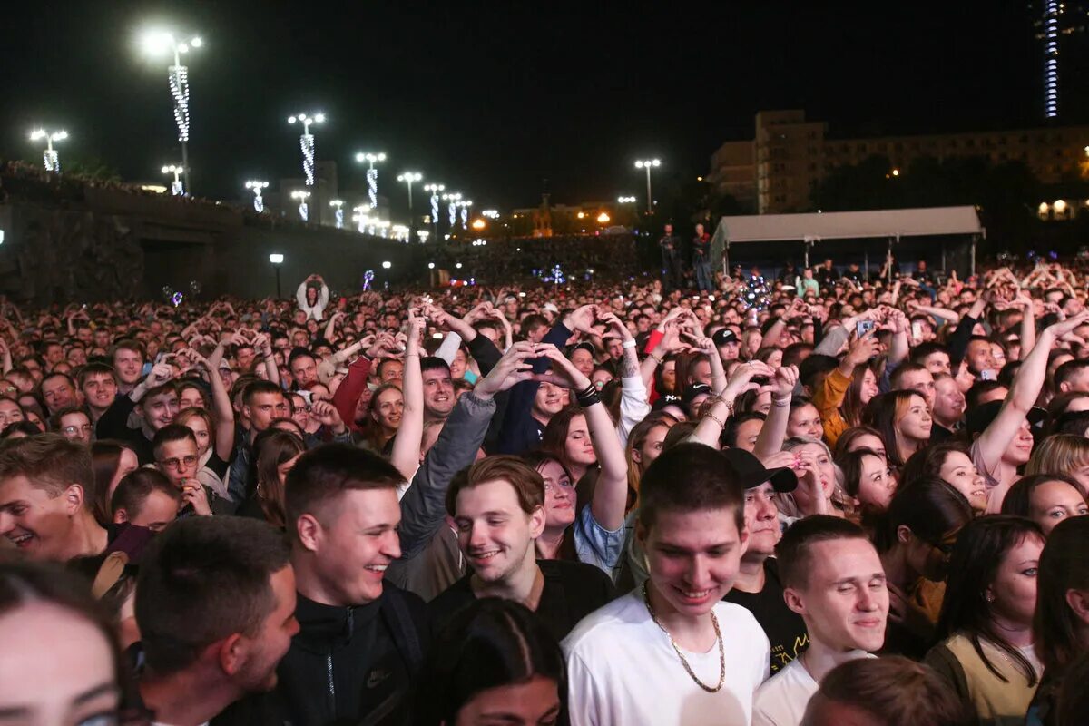 Фестивали музыки 2023 москва. Музыкальный фестиваль на открытом воздухе. Сцена фестиваль. Уральская ночь музыки в Екатеринбурге. Ночь музыки ЕКБ.