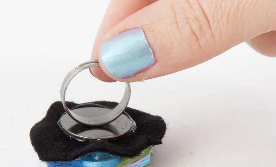 Как сделать кольцо из клея. Изготовить силиконовую прокладку. Браслеты и кольца из клеевого пистолета. Браслет из клеевого пистолета. Кольцо из горячего клея.