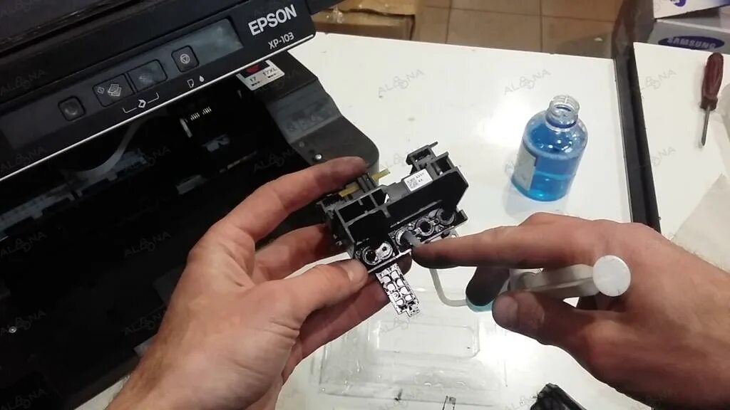 Очистка сопел принтера. Печатающая головка Epson l132. Печатающая головка Epson l210. Головка на принтер Epson l210. L366 печатающая головка.