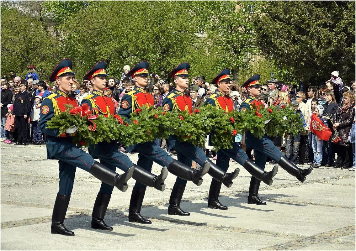 Монумент славы Новосибирск 9 мая. День Победы возложение венков. Гирлянда для возложения к памятнику. Возложение венков на 9 мая. Ведущий 9 мая