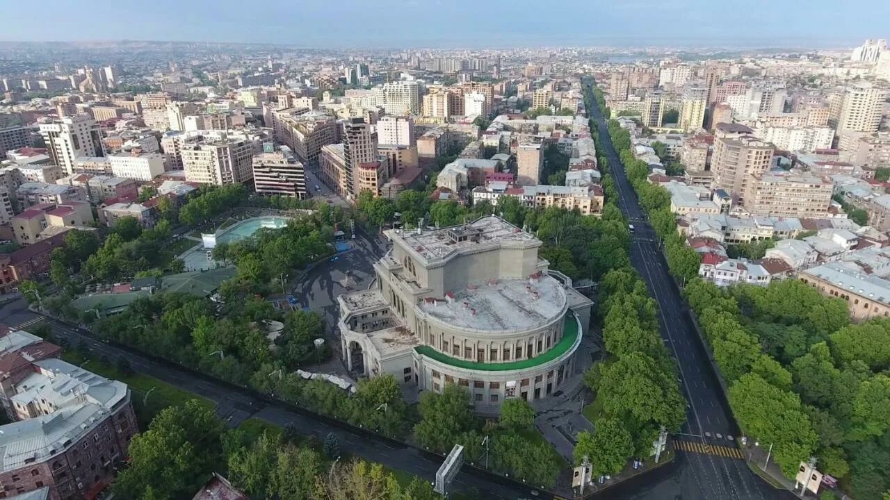 Ереван мал. Опера с Северного проспекта в Ереване. Проспект Маштоца в Ереване. Северный проспект Ереван вид сверху. Ереван Северный проспект с высоты.