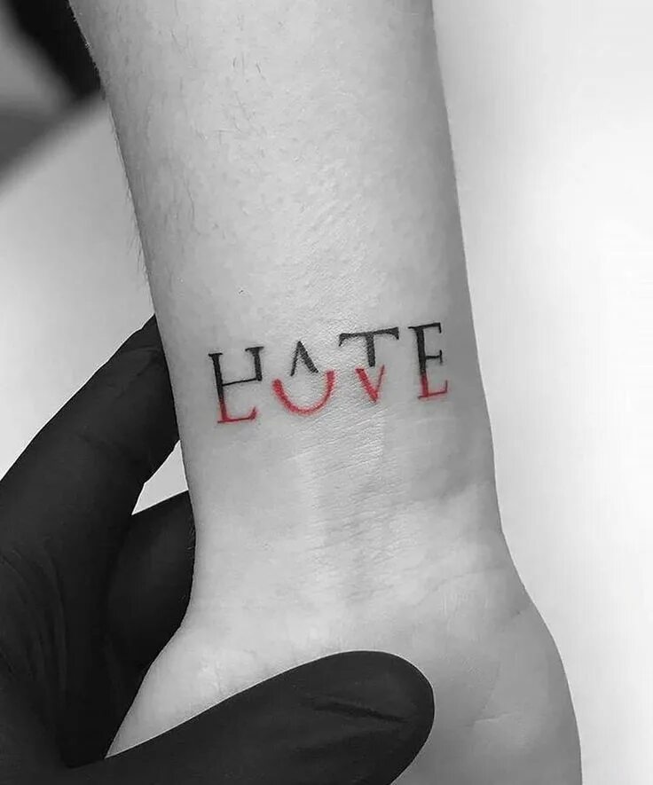 Татуировка на руке больно. Тату любовь и ненависть. hate love тату. татуировка со словом. татуировка pain.