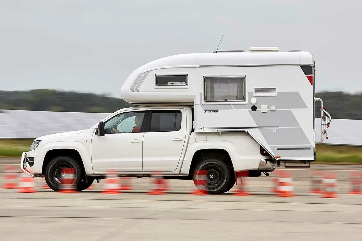 Дом на пикап. Кемпер Пилигрим на Амарок. VW Amarok Camper. Фольксваген Амарок дом на колесах. Кемпер для пикапа Helix 2400.