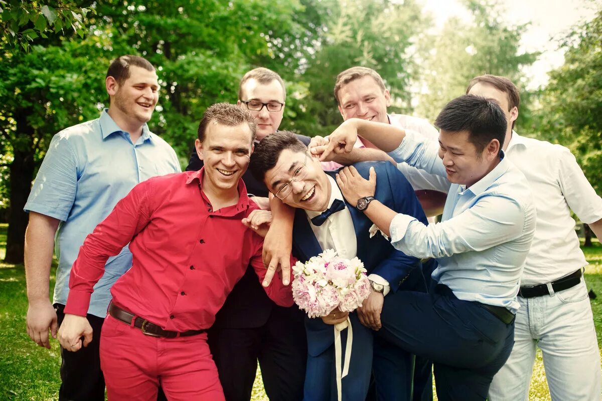 Как быть другом на свадьбе. Как быть другом на свадьбе. Фотосессия с гостями на свадьбе. Свадьба фотосессия. Фотосессия жениха с друзьями.