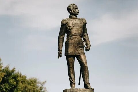 Памятник в полный рост