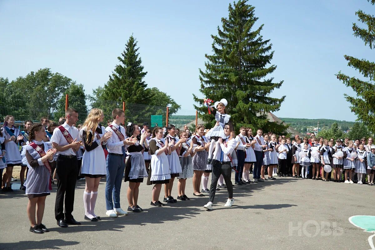 Песни на последний звонок 2023. Последний звонок фото. Линейка 9 класс последний звонок 2023. Последний звонок 2023 картинки. Последние звонки 2023 фото.