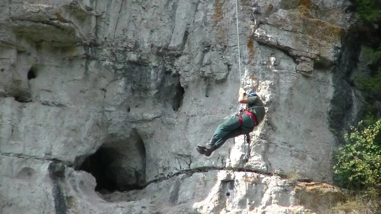 Резерв спуск со скалы. Шайтан камень Койва. Камень шайтан на Койве. Пещера шайтан тамак КЧР. Пещера под шайтан-камнем.