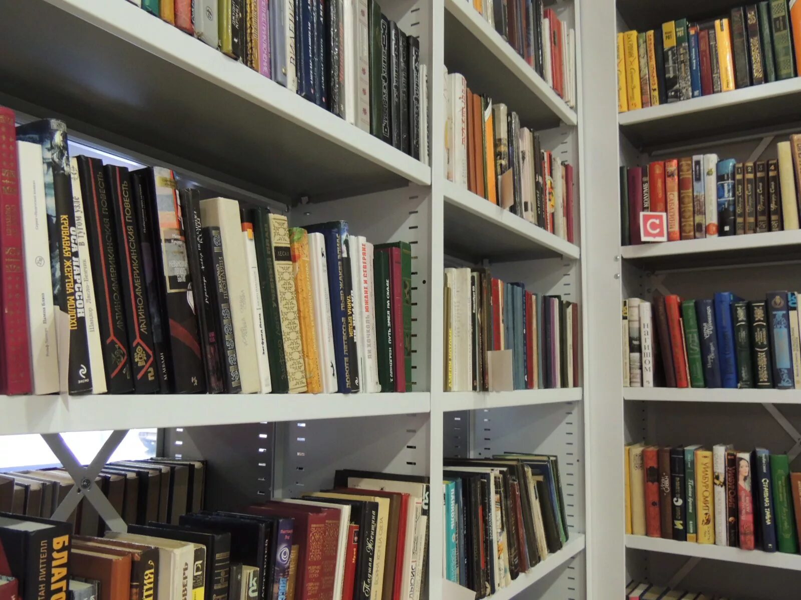 Библиотека на Микуцкого. Картинки обновленный книжный фонд. Модульная библиотека Богучанский район. Библиотека пополнилась стами книгами.