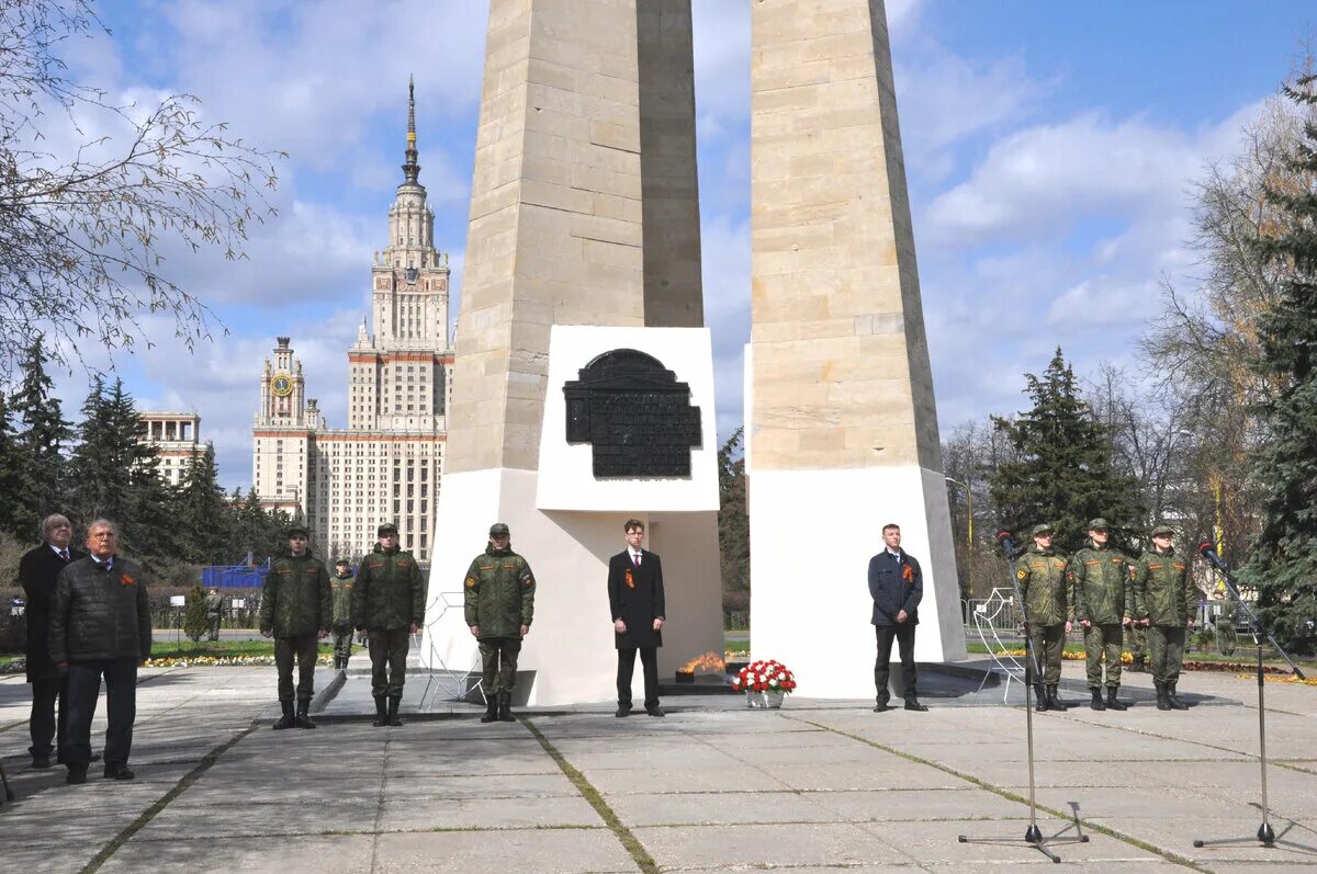 Вечный огонь МГУ. Вечный огонь в Махачкале. Мемориал вечный огонь. Митинг огонь