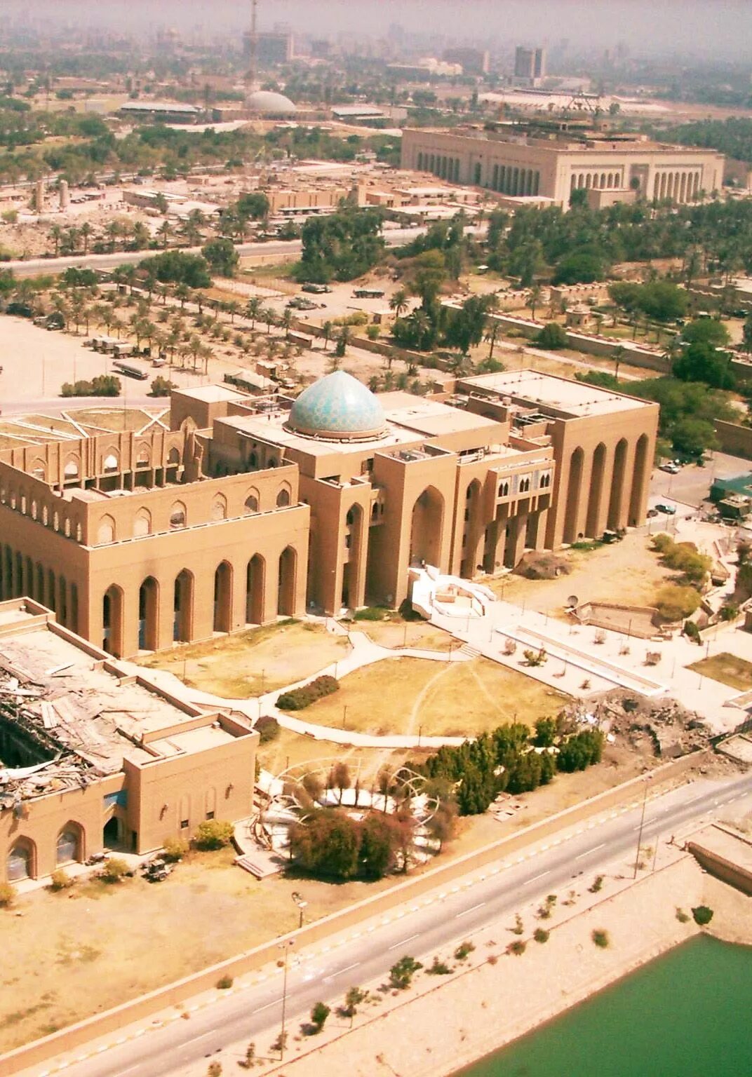 Город багдад страна. Багдад столица Ирака. Дворец Мансура Багдад. Дворец Аббасидов в Багдаде. Багдад столица Ирака достопримечательности.