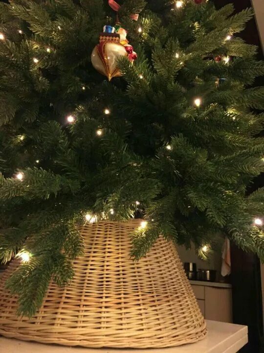 Корзина под елку плетеная. Корзина под елку плетеная. Корзина подставка под елку. Плетеная подставка. Корзина подставка под елку.