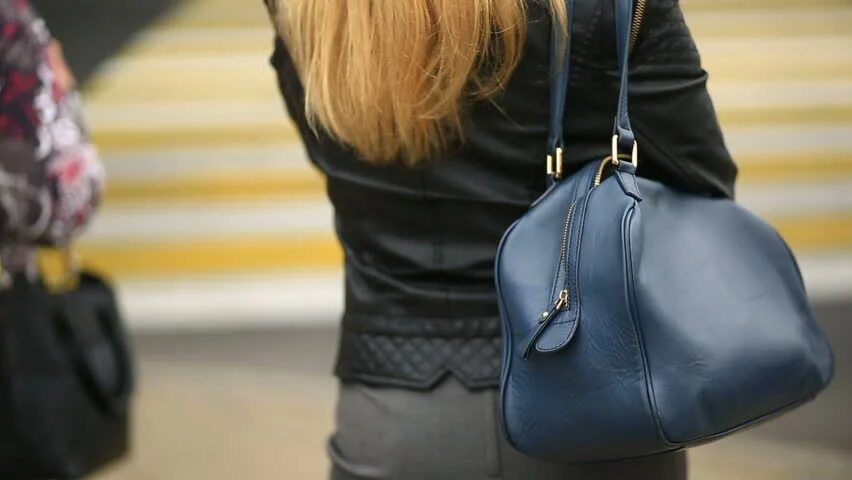Девушка с кошельком. Фото кража сумки в помещении. Purse. Kimberly chalos purses. She lose her purse.