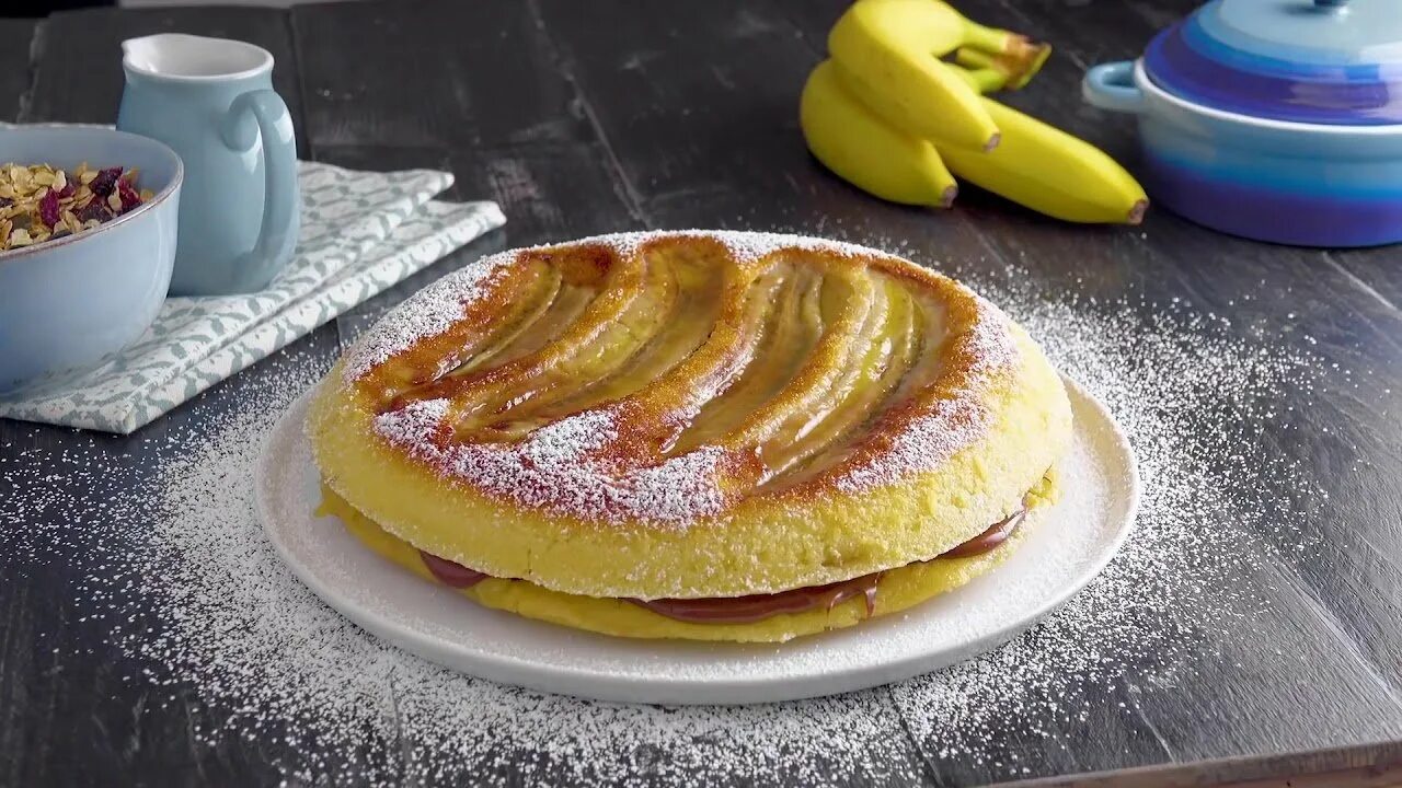 Банан в тесте на сковороде. Банановый пирог на сковороде. Пирог с бананом на сковороде. Пирожки с бананом. Десерт с бананами на сковороде.