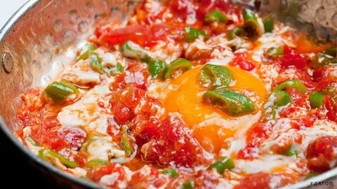 Турецкая яичница с помидорами