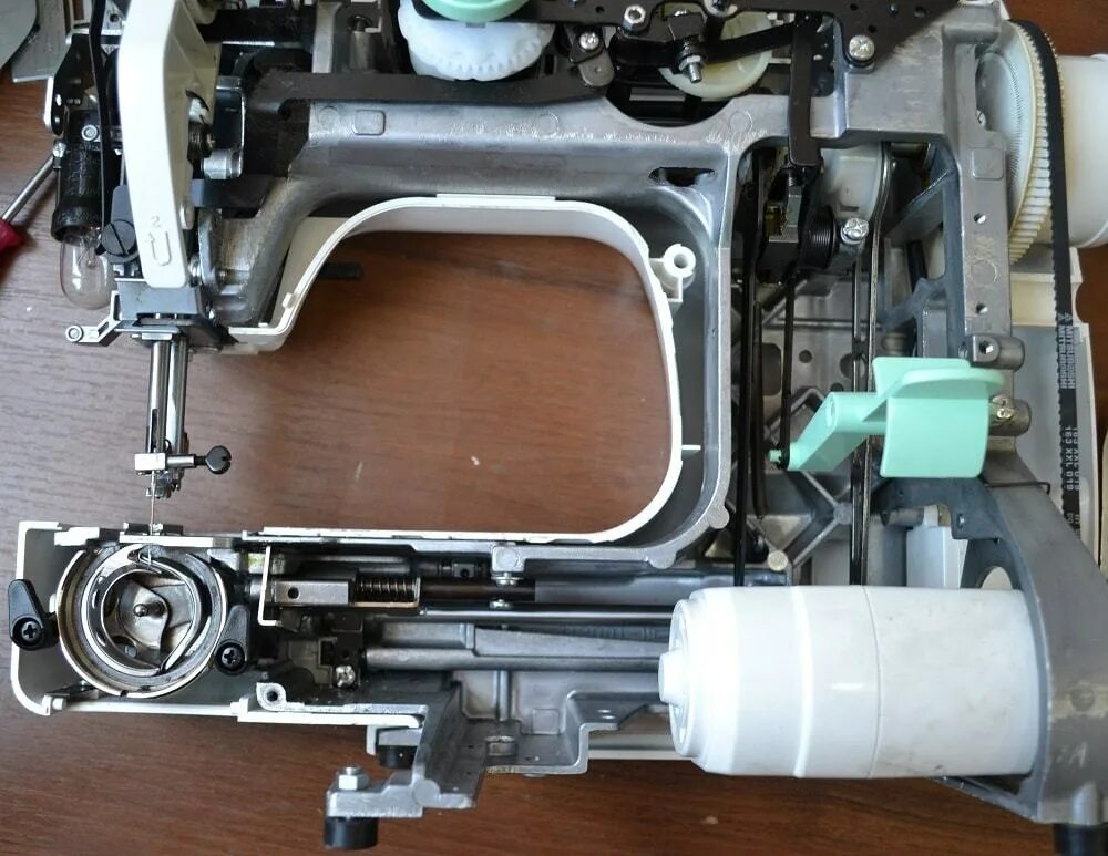 Вал швейной машинки за минуту делает. Janome 2055. Механизм швейной машинки Джаноме. Швейная машинка Джаноме 2015. Janome 2055 челнок.