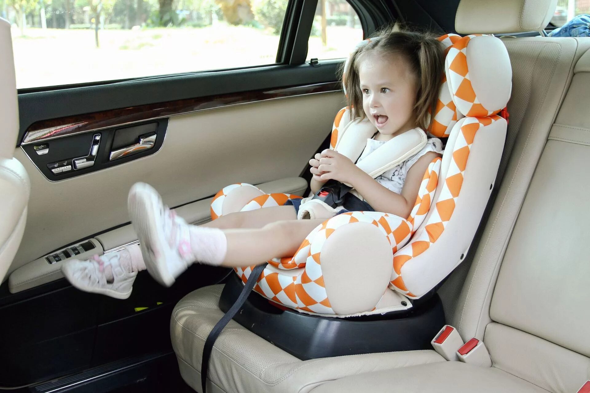 автокресло graco affix. детский бустер для автомобиля. сиденье для ребенка в машину. девочка в автокресле. Vehicle-use child safety seats.