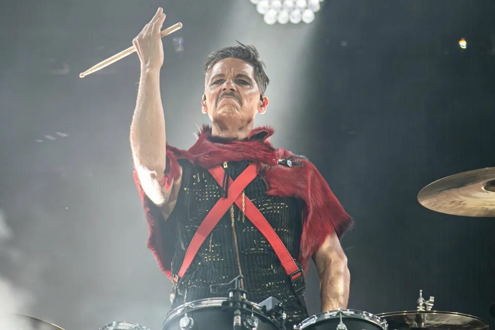 Под rammstein. Ударник rammstein. кристоф шнайдер рамштайн. rammstein барабанщик. группа рамштайн кристоф шнайдер.