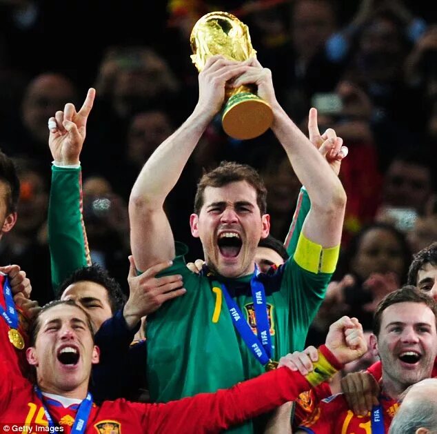 Финал 2010 испания. Касильяс чм 2010. iker casillas 2010 final trophy. икер касильяс. спасение икера касильяса на чм 2010.