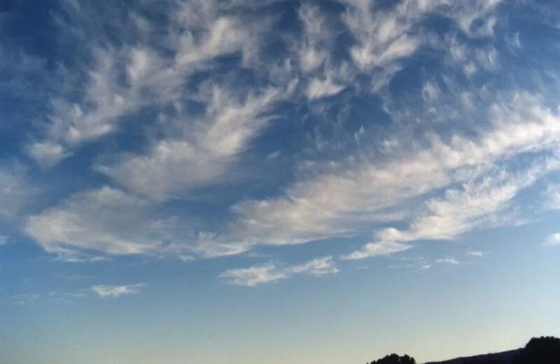 Перистые плотные облака. Тучка с дождиком. Данные в облаке. Облачные хранилища данных. Туча передавать.