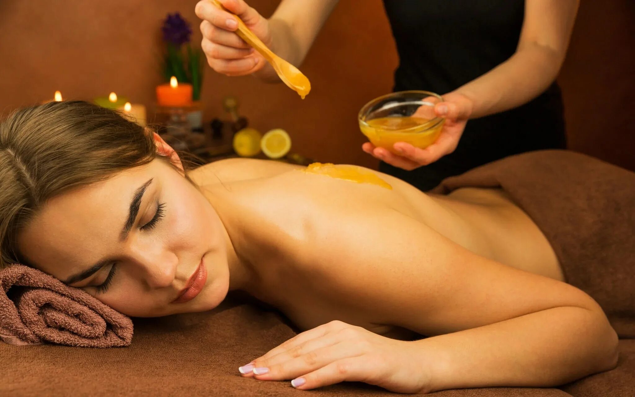 Как часто делают медовый массаж. Медовый массаж. spa процедуры. массаж медом. медовый массаж тела.