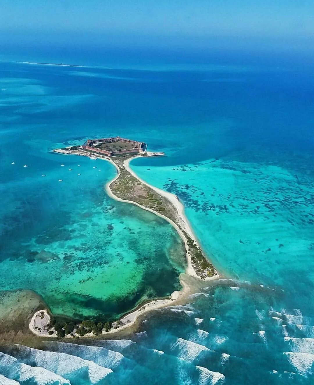 Карибские острова тортуга. Драй-Тортугас Флорида. Остров драй Тортугас, ки-Уэст, Флорида. Исла Тортуга, Чили. Тортуга остров в Карибском море.