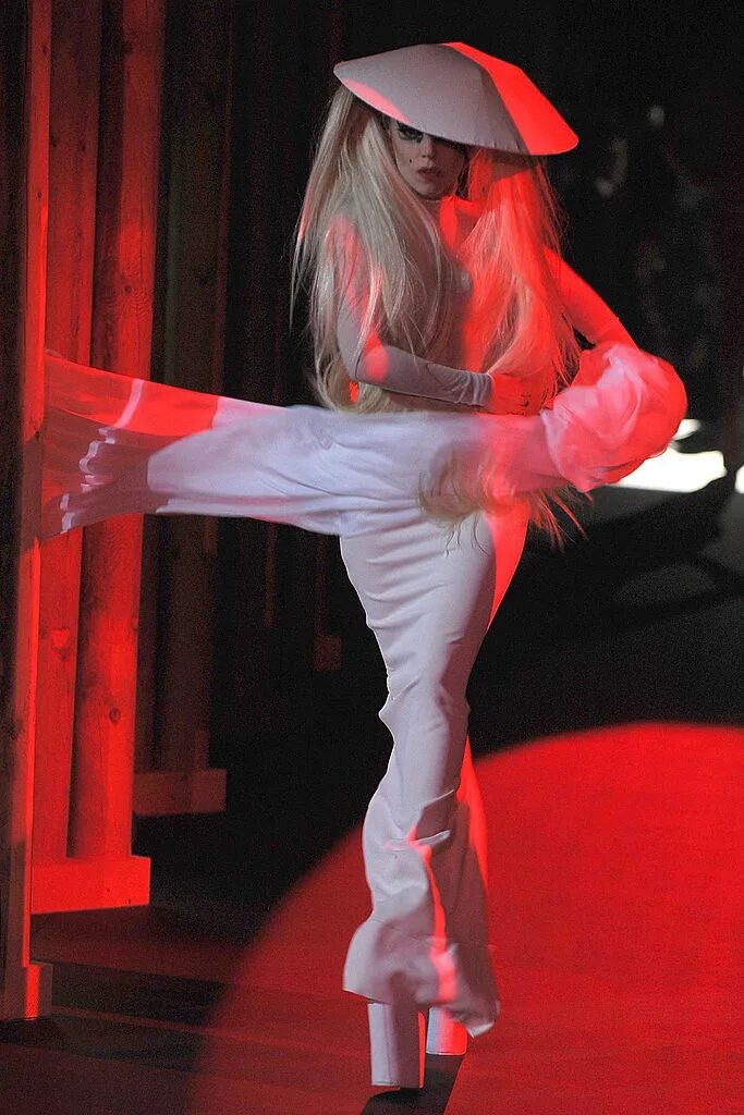 Леди гага в шляпе. Lady gaga black suit. Леди гага. Мод леди гага. Мод леди гага.