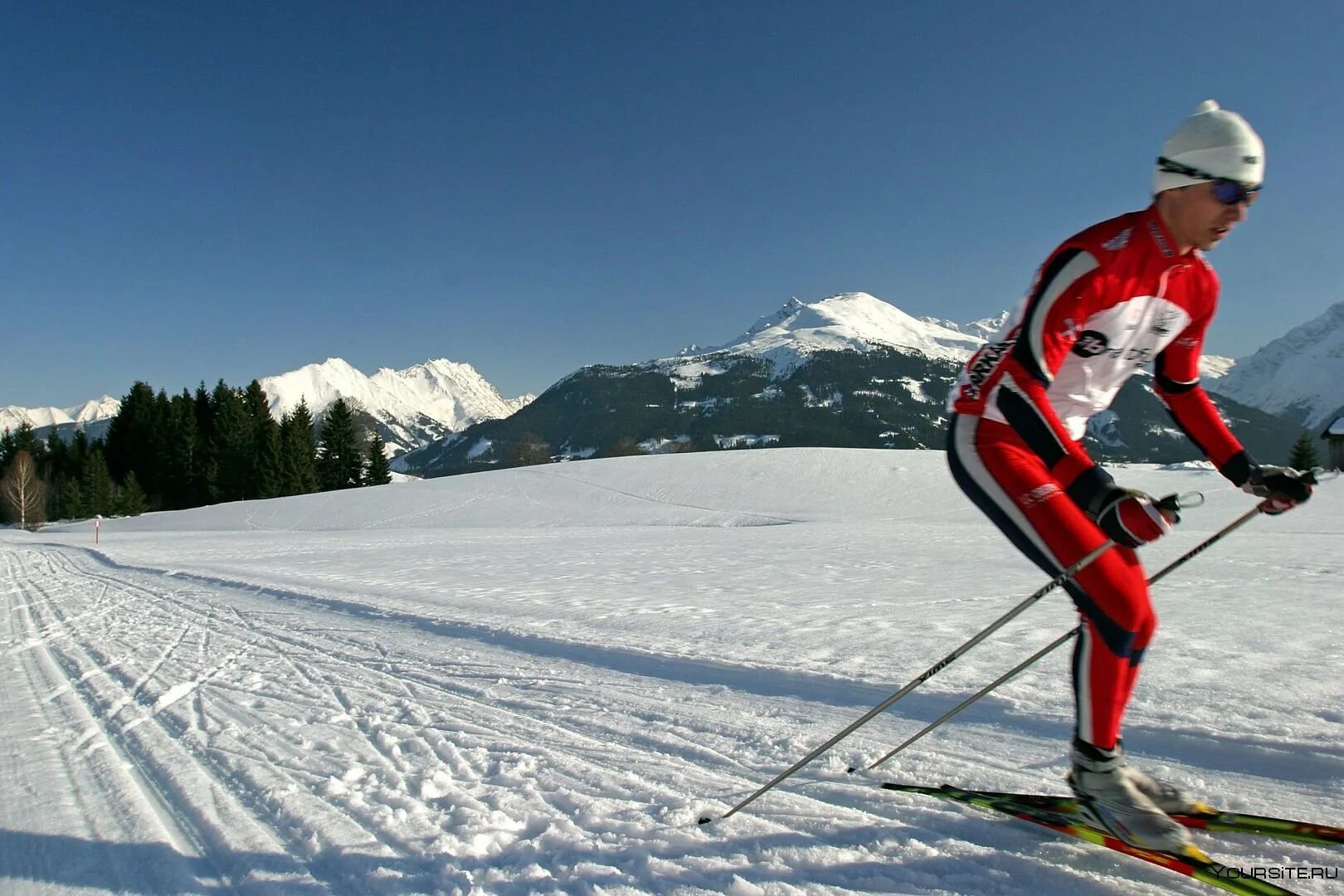 Cross-Country Skiing Sport. Кросс Кантри лыжи. Короткие лыжи. Skiing cross country skis