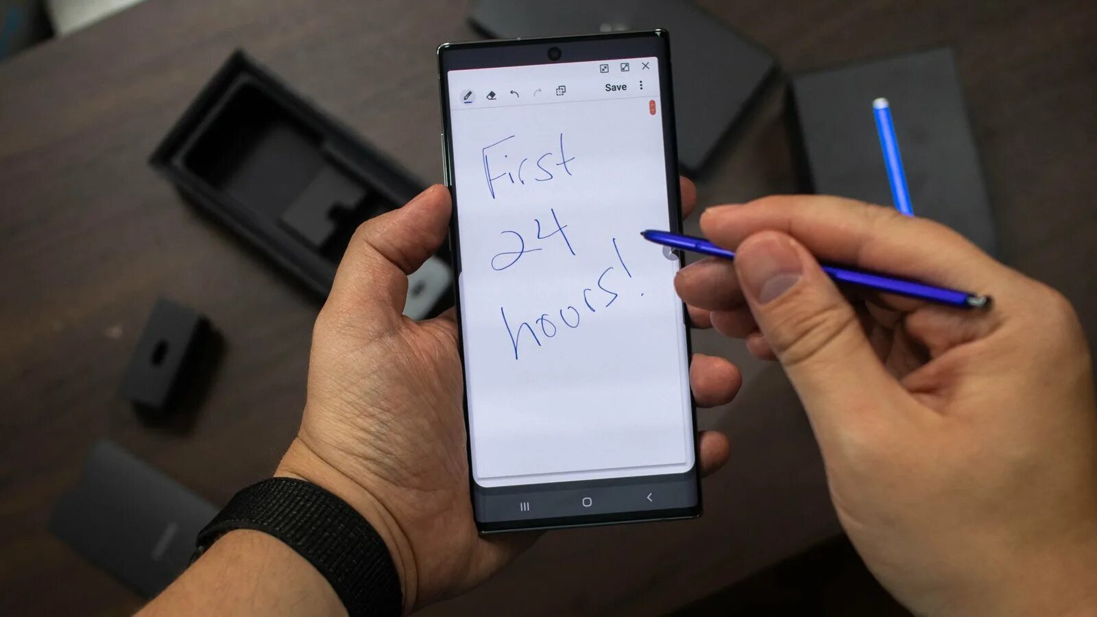 Обновление note 10. Самсунг нот 10 плюс. samsung note 10 plus unboxing. самсунг галакси ноут 10 в руке. самсунг ноут 10 плюс в руке.