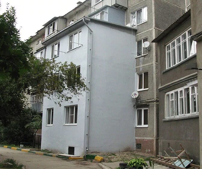 Пристроенный балкон на первом этаже. Пристрой балкона. Пристройка к многоквартирному дому. Пристройка к квартире. Дом с балконами многоэтажный.