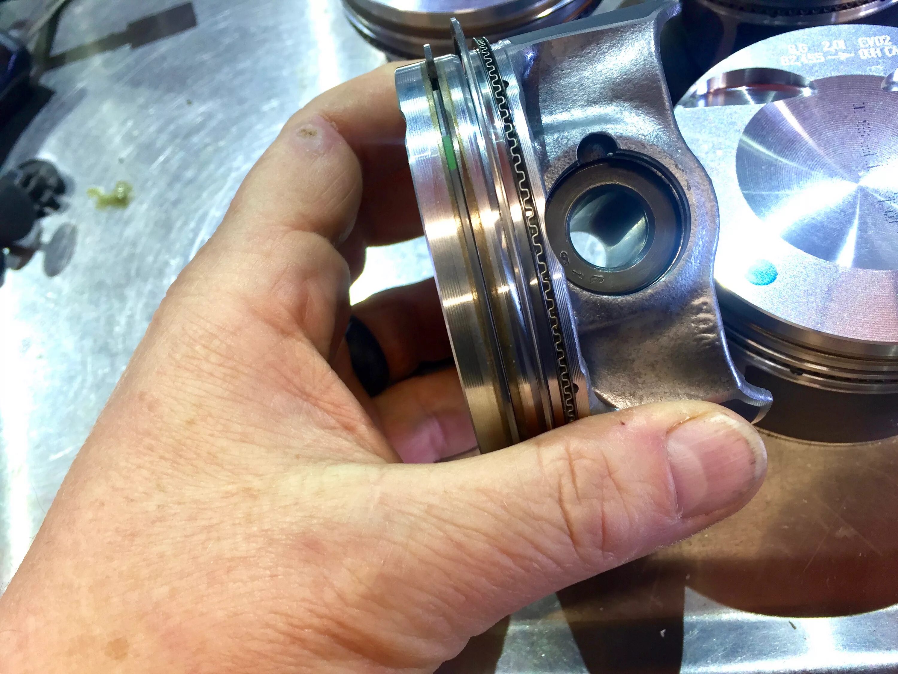 Масло в двигатель 2.0 tfsi. Поршень 2.0 tfsi. прошипел поршень 2.0 fsi. поршень 2.8 fsi 190лс. кольца 2.0 tfsi.