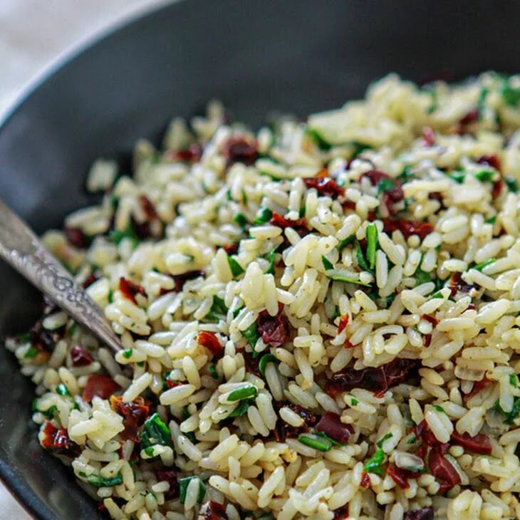 Рис на поминки рецепт. Блюда с рисом. Гарнир из риса. Плов из риса. Салат к гарниру из риса.