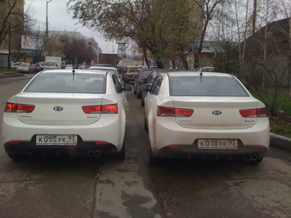 Два одинаковых номера машины. Одинаковые гос номера. Одинаковые машины с одинаковыми номерами. Два одинаковых номера машины. Одинаковые гос номера.