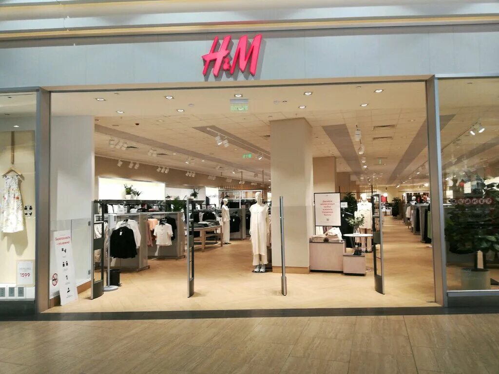 M d m shop. H&M броско Молл. Хабаровск Пионерская улица 2в броско Молл. Магазин бершка броско мол Хабаровск. H M Хабаровск.