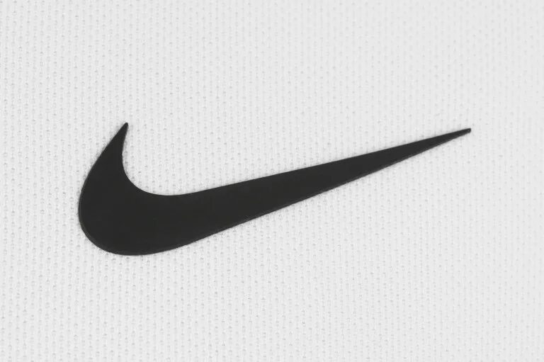 Nike wmns air max command. Бренд найк презентация. Nike характеристика. Кроссовки найк бело коричневые. Nike reax 8 tr mesh.