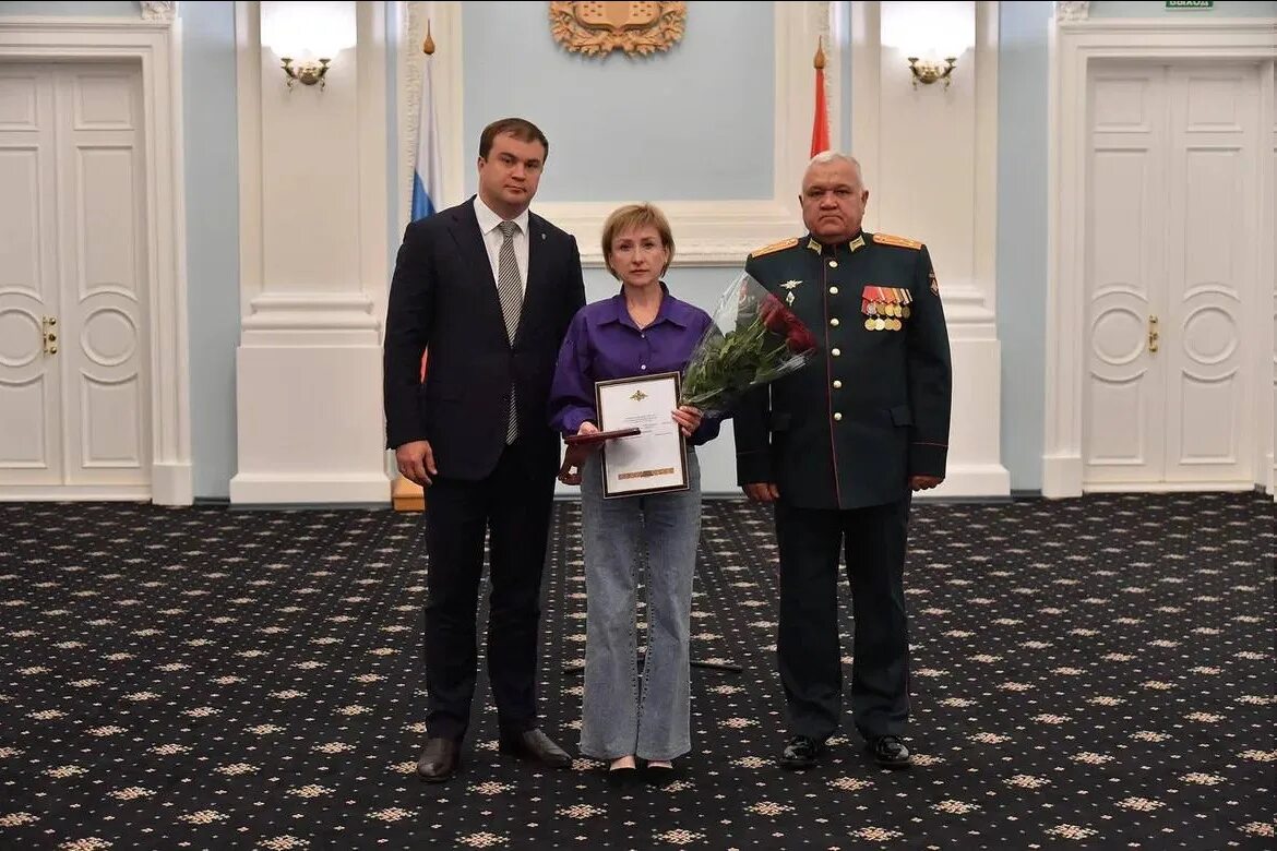 Награда семья героя. Букеты на вручение ордена мужества. Награда семья героя. Кому и за какие свершения может быть вручена медаль золотая звезда. Орден мужества посмертно 2022.