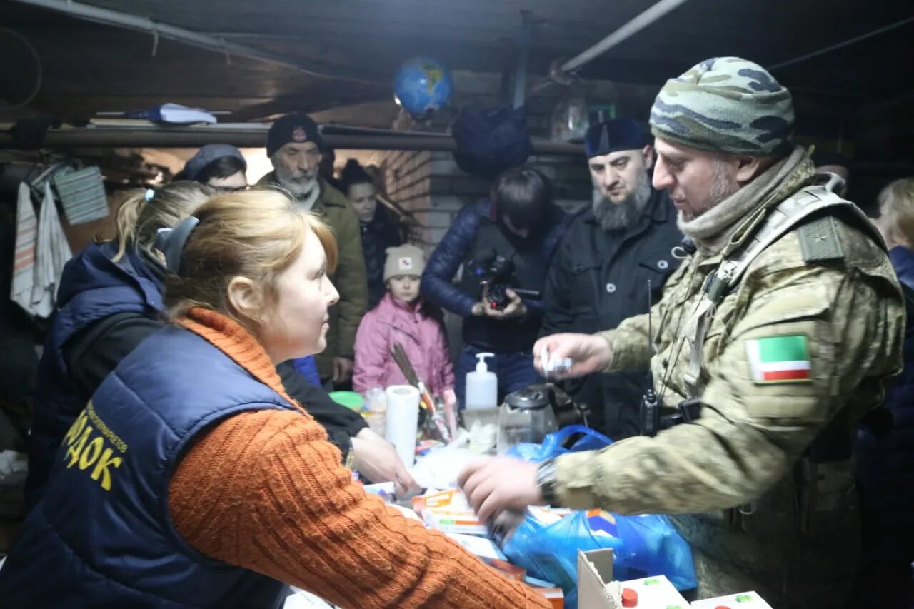 Поймали снайпершу всу. Пойманные снайперши ВСУ. Снайпер ВСУ. Грозный 1995 пленные русские. Снайпер Кадырова.