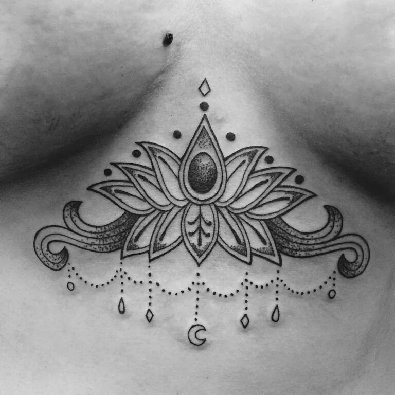 Складка между грудью и подмышкой. Место между грудей. Тату мандала на грудной клетке. Левая ключица. Место между грудей.