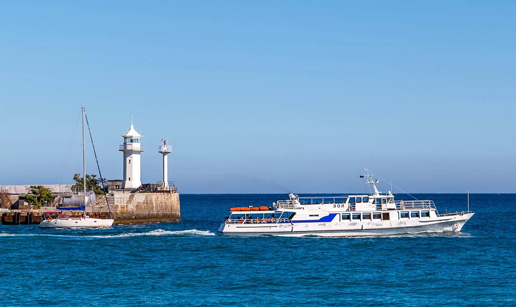 Морская прогулка Ялта. Теплоходы 1430 Ялта. Теплоход Ялта. Набережная Ялты с теплоходом.