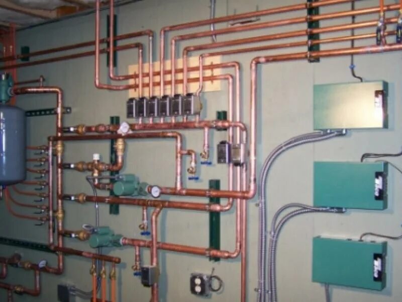 канал тепло вода. контроллер солнечного водонагревателя. медные трубы в котельной. сухоруков котельная. бойлер с тепловым насосом в интерьере.