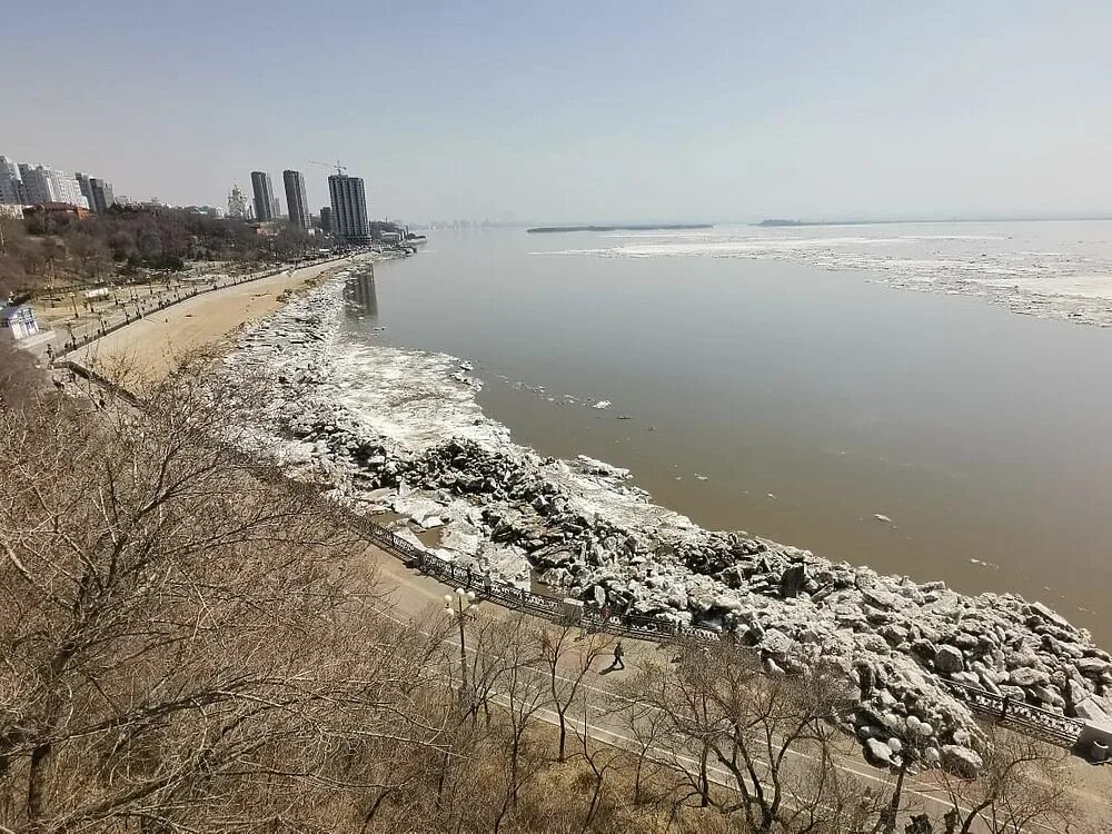 Набережная реки Амур Хабаровск. Ледоход Амур Хабаровск. Лед на набережной Хабаровск. Ледоход в Хабаровске 2023. Ледоход хабаровск