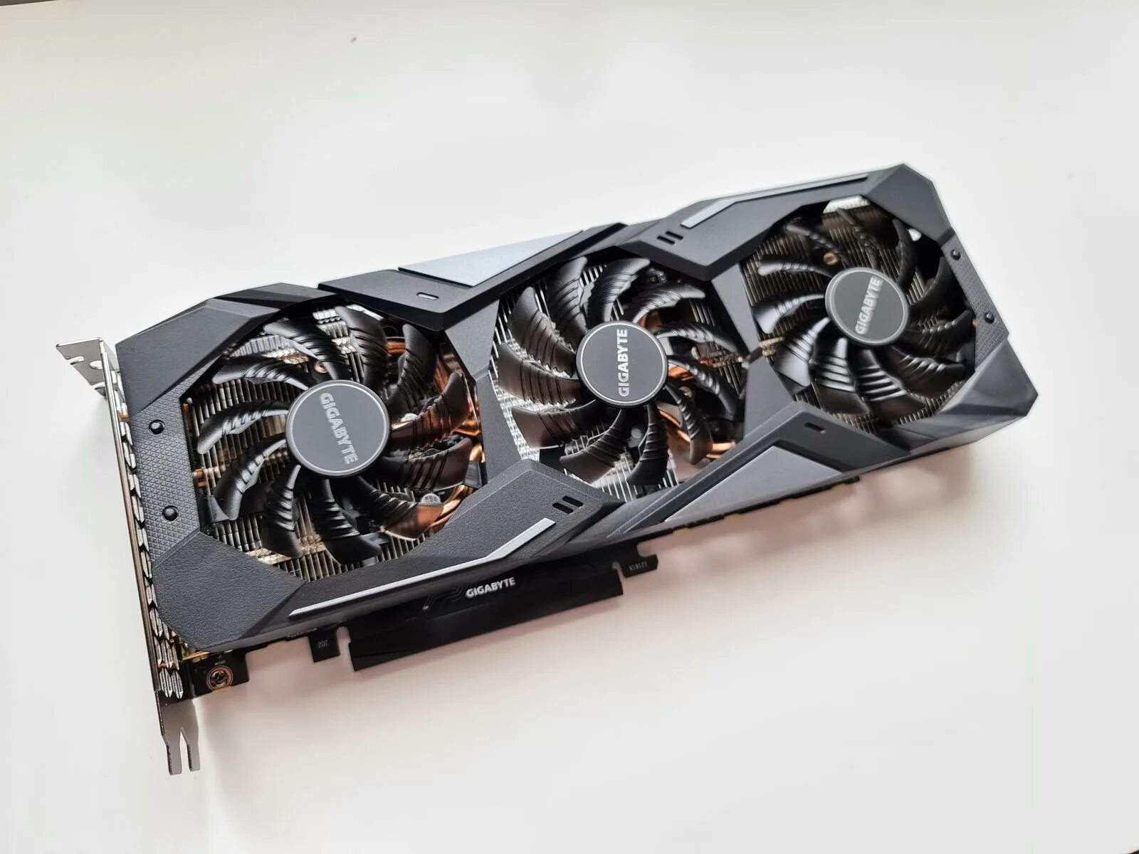 R9 200 series. Видеокарта джифорс 1070. GTX 1660 super разъемы. AMD Radeon r9 390. GTX 1660 super reference.