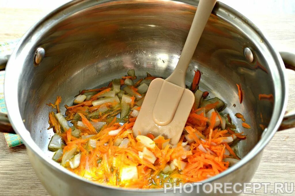 Печень с картошкой в кастрюле. Морковка и лук в кастрюле. Морковь в кастрюле. Тушёная печень с луком и морковью. Лук в кастрюле.