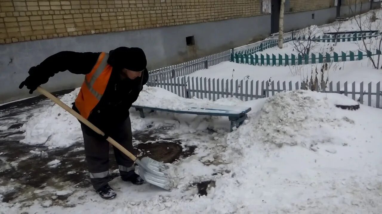 Снег весной. Дворник зимой. Дворник. Требуется дворник. Дворник с высшим образованием.